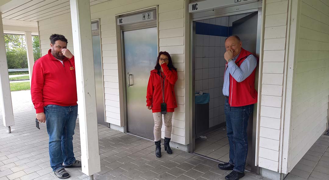 Die Geruchsbelästigung war für die ACE-Kreisvorstandsmitglieder (v.li.) Martin Rapke, Anja König und Bernd Vilsmeier bei den Toiletten am Rastplatz Moosburger-Au-West kaum zu ertragen. (Foto: ACE Kreis Landshut-Erding)