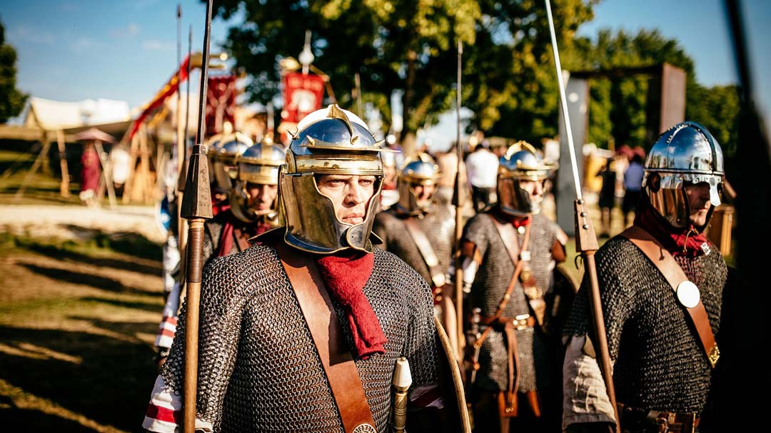 Legionäre in glänzenden Rüstungen, kämpfende Gladiatoren mit Schwertern oder hübsche Römerdamen entführen die Besucher bei Salve Abusina in die vergangene Zeit der Antike. (Foto: Pieknik Photo)