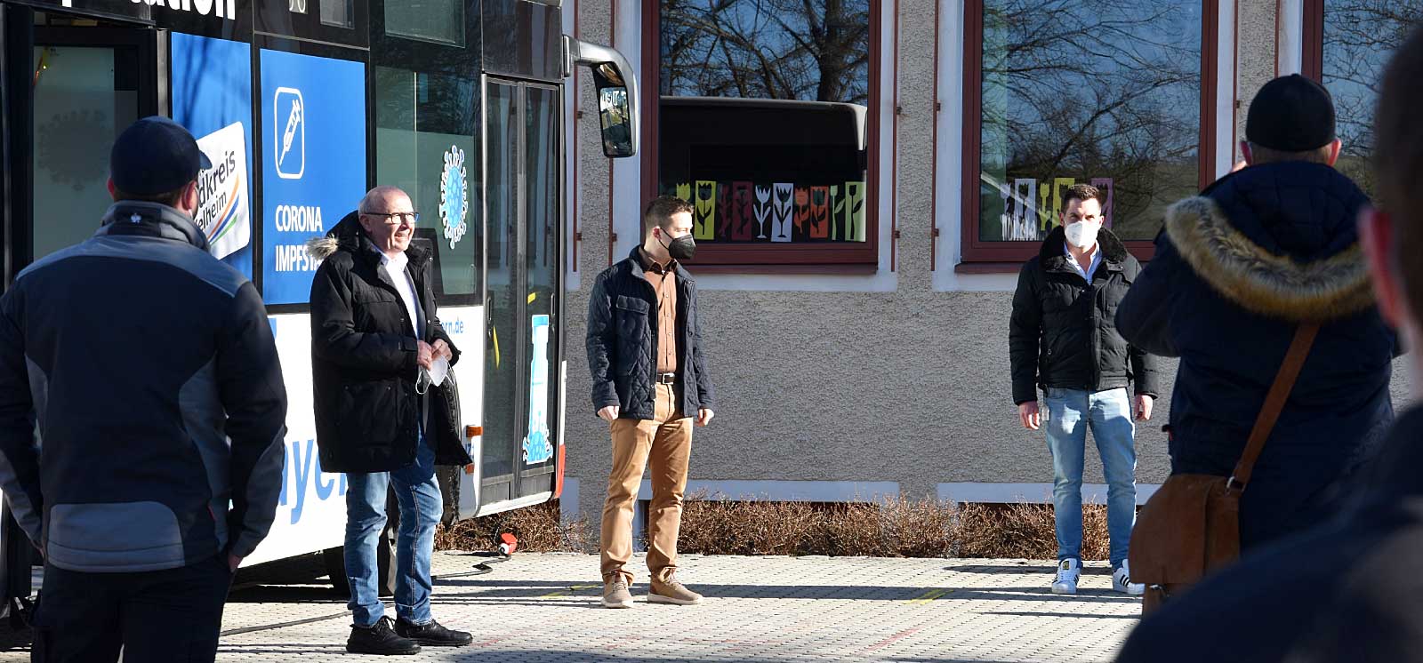 Landrat Martin Neumeyer begrüßt Paintens Bürgermeister Michael Raßhofer, die Probanden sowie das mobile Impfteam. (Foto: Lukas Sendtner/Landratsamt Kelheim)