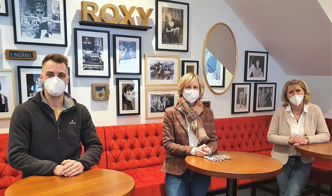 Landtagsabgeordnete Petra Högl (Mitte) im Austausch mit Gerda und Alexander Kroiß, die in Abensberg das Roxy-Kino betreiben (Foto: Stefan Scheuerer)
