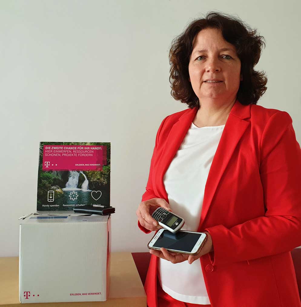 SPD-Landtagsabgeordnete Ruth Müller freut sich über die erfolgreiche Handysammelaktion (Foto: SPD-Niederbayern)