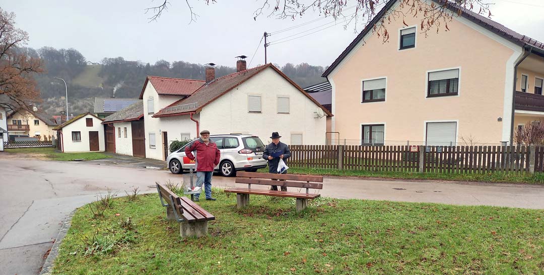 Die großzügige Verkehrsinsel im Bereich Dorfring/Sankt-Jakob-Straße/Zum Altmühlspitz könnte zu einem ebenso großzügigen Kreisel umgebaut und so zu einer neuen Dorfmitte werden. (Foto: ACE Kelheim/Hildebrand)