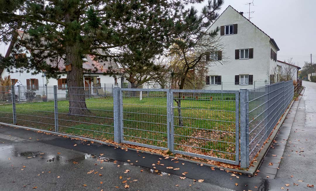 Gegenüber der Schule besitzt die Stadt bereits ein Grundstück – hier könnte man nach Meinung des ACE einige Parkplätze anlegen (Foto: ACE Kelheim/Hildebrand)