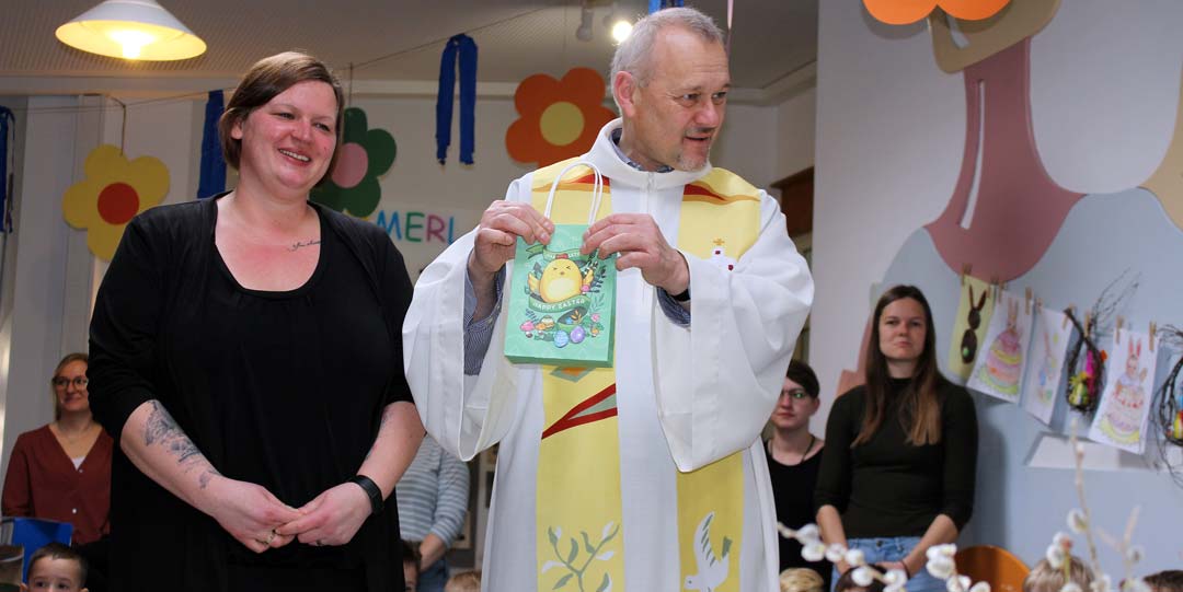 Pfarrer Birner erhielt nach der Segnung noch ein kleines Osterpräsent von „Lummerland“-Leiterin Cathleen Winkler überreicht (Foto: Ingo Knott/Stadt Abensberg)