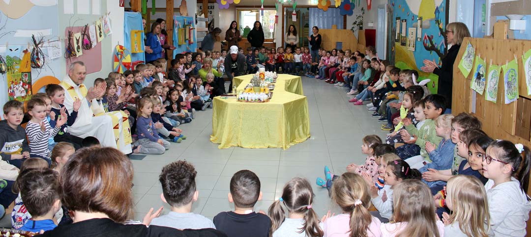 Alle Kinder vom Kindergarten waren bei der Segnung der Osterkerzen dabei (Foto: Ingo Knott/Stadt Abensberg)