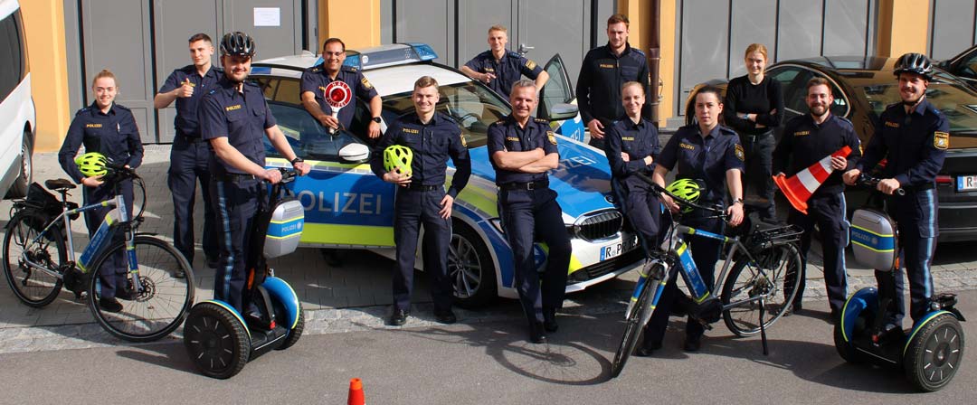 Die Dienststellenleitung mit den Neuzugängen der Polizeiinspektion Regensburg Süd.  (Foto: Reitmeier/Polizeiinspektion Regensburg Süd)