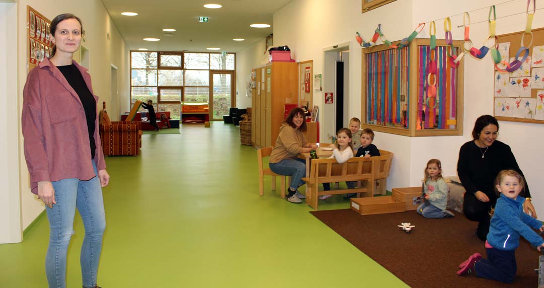 Laden zum Tag der offenen Tür im neuen Kindergarten "Regenbogenland" ein: v.l.: Leiterin Julia Söllner (links), mit den Mitarbeiterinnen Nina Rabe (mi.) und Aygen Kara (Foto: Ingo Knott/Stadt Abensberg)