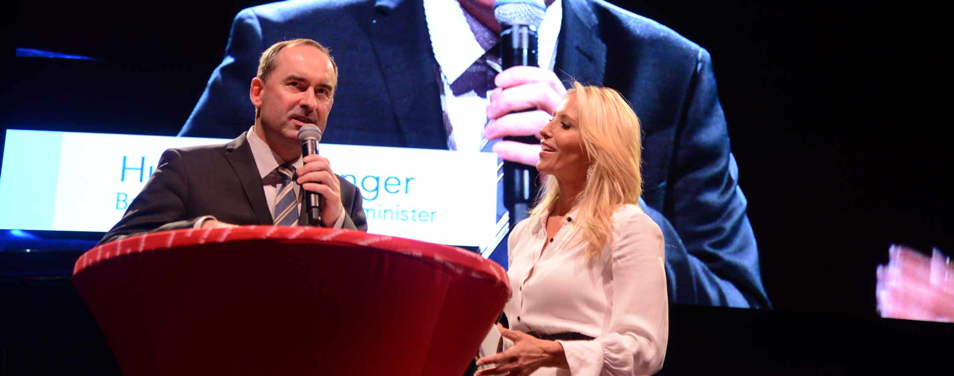 Moderatorin Katja Wunderlich (rechts) im Gespräch mit Staatsminister Hubert Aiwanger (Foto: Fotostudio Kraus)