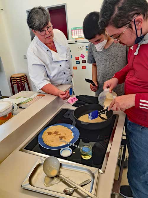 Die Schülerinnen und Schüler backen selbst Pfannkuchen. (Foto: Rebecca Mühlbauer)