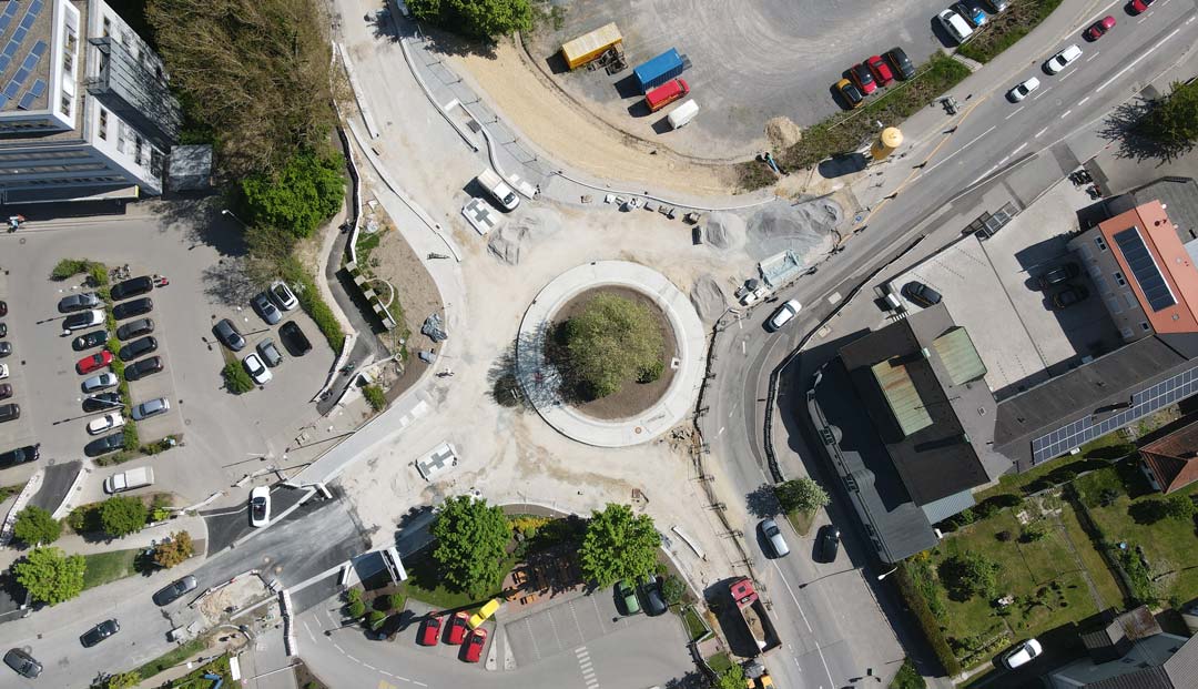 Auf dem Luftbild gut zu erkennen: der große Umgriff der Bauphase 1. (Foto: Tobias Nagler/Staatliches Bauamt Landshut)