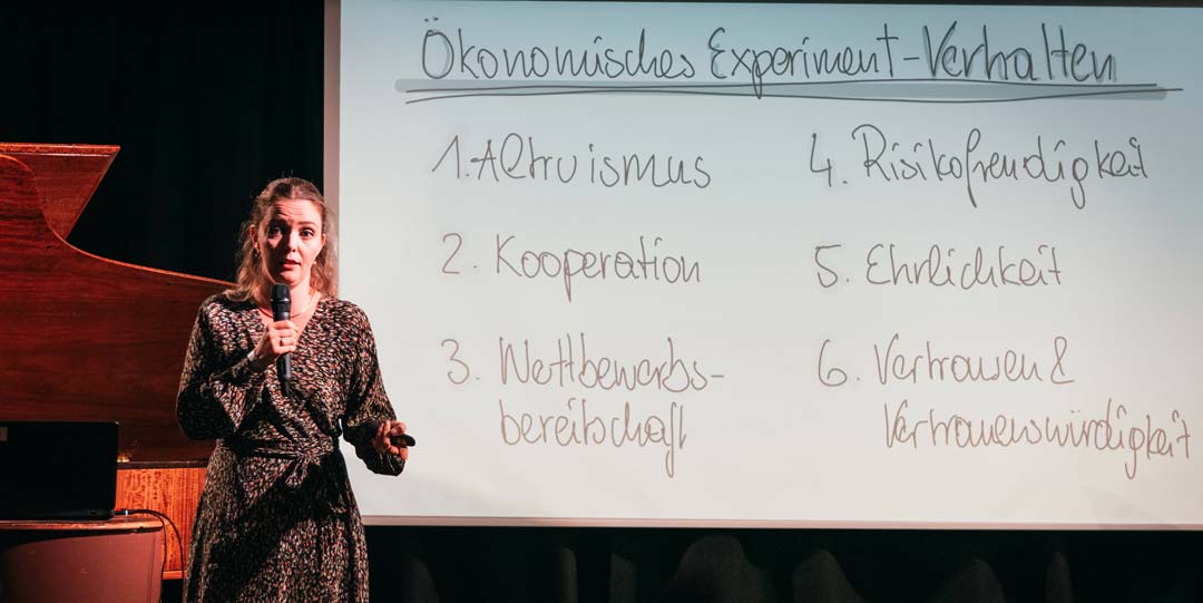Dr. Helena Fornwagner bei ihrem „Uni goes Downtown“-Vortrag „Darm an Hirn – und wer entscheidet hier jetzt eigentlich?“  (Foto: © Universität Regensburg/Julia Dragan)