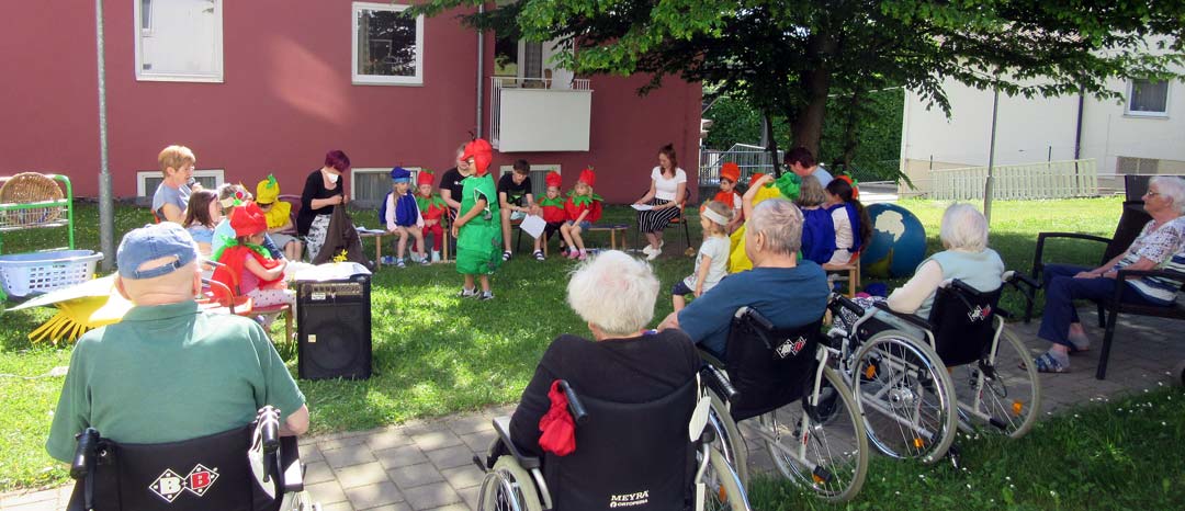Die Senioren*innen des Seniorenheim St. Michael freuten sich über die Vorführung der Generalprobe des Sommerfestprogramms des Kindergarten "Schneckenheim" (Foto: Kindergarten Schneckenheim)