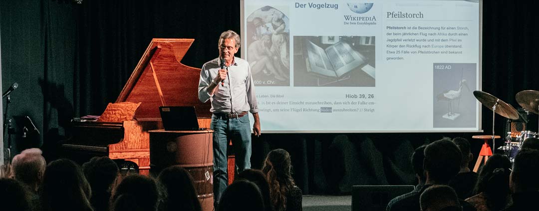 Prof. Dr. John Lupton bei seinem „Uni goes Downtown“-Vortrag „Was uns der OLED-Fernseher über den Vogelzug verrät".  (Foto: © Universität Regensburg/Julia Dragan)