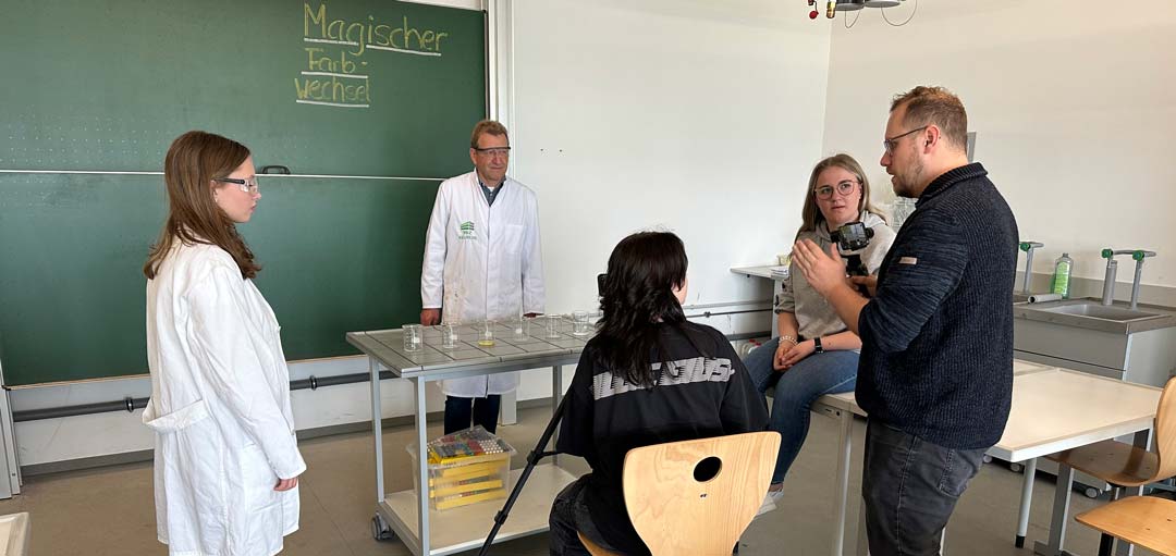Auch ein Experiment mit Chemielehrer StD Raimund Schiller (2.v.li.) wird in den Film mit eingebaut. (Foto: Simone Mittermeier)