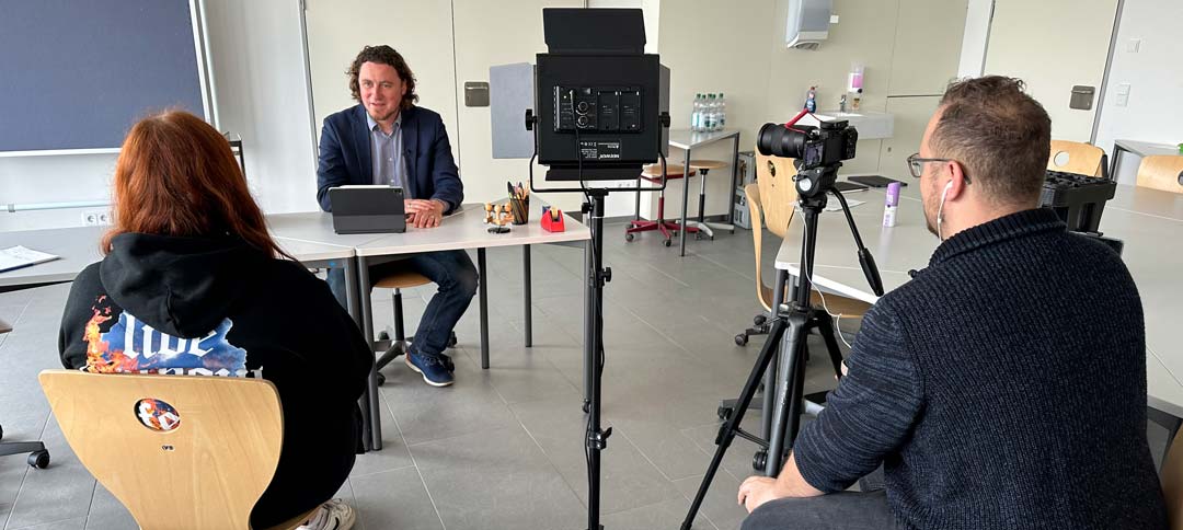 Der Vorsitzende des Fördervereins, Tobias Westner (2.v.li.), wird interviewt. (Foto: Simone Mittermeier)