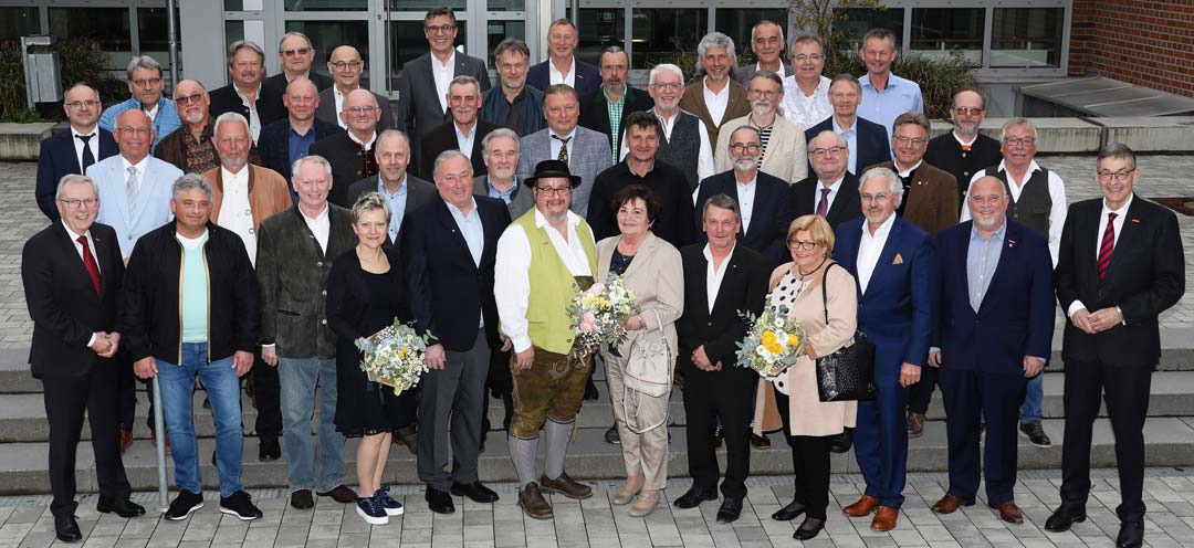 In Regensburg ehrte die Handwerkskammer ihre „Goldenen“ Meister. Es gratulierten Präsident Dr. Georg Haber (vorne re.) und Hauptgeschäftsführer Jürgen Kilger (vorne li.).  (Foto: Foto Graggo)