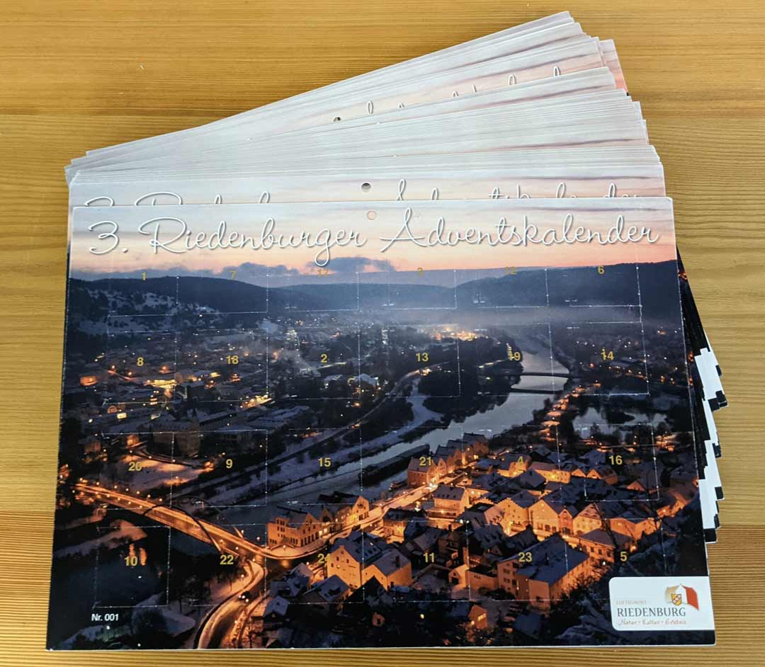 Der Riedenburger Adventskalender für 2021 ist ab Montag, 15.11.2021 erhältlich (Foto: Tanja Roithmeier/Stadt Riedenburg)