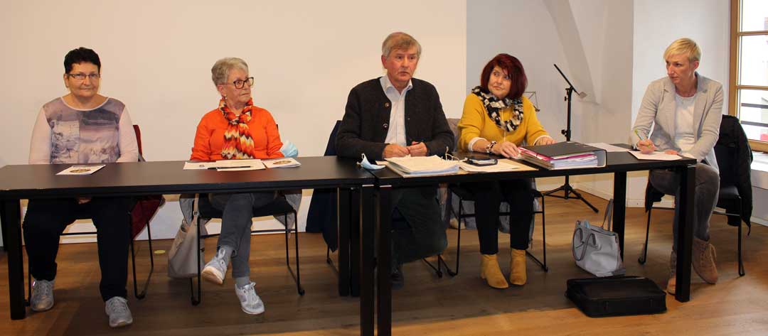 v.l.: Anneliese Bauer, Lotte Rieger, Albert Steber, Hannelore Membarth und Katrin Koller-Ferch (Foto: Ingo Knott/Stadt Abensberg)