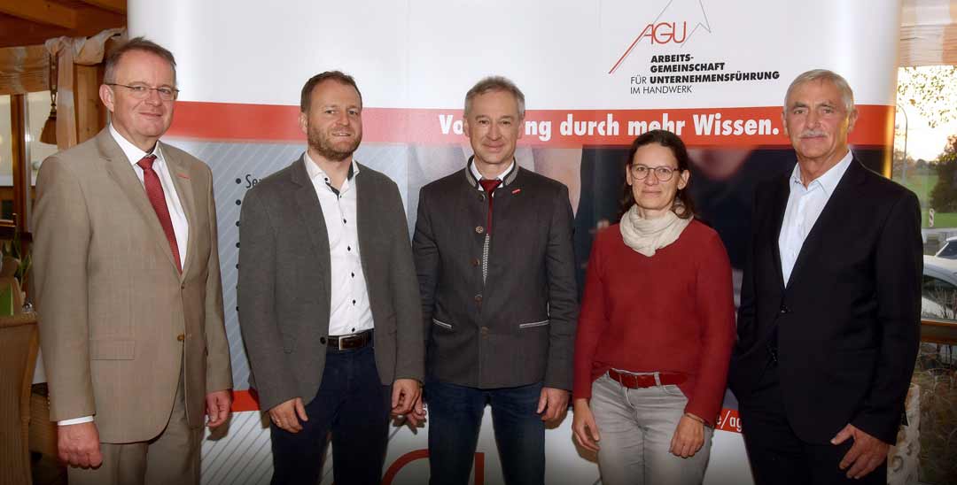 Der neu gewählte AGU-Vorstand mit Geschäftsführung (v. li. n. re.): Georg Stracker, Thomas Hierbeck, Jürgen Pichl, Erika Schönberger und Josef Puckl. (Foto: Fotostudio Schwarz, Bodenwöhr)