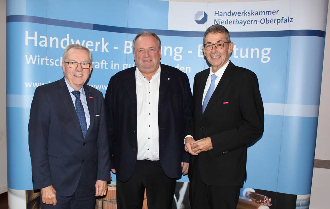 HWK-Hauptgeschäftsführer Jürgen Kilger (li.) und HWK-Präsident Dr. Georg Haber (re.) forderten von MdL Walter Nussel baldige Verbesserungen in puncto Bürokratieabbau.   (Foto: HWK-Sigel)