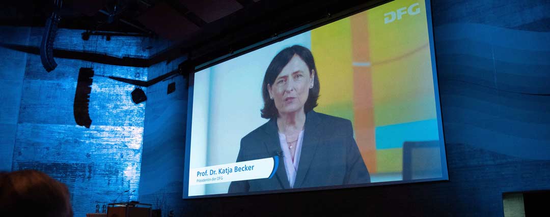 Prof. Dr. Katja Becker, Präsidentin der Deutschen Forschungsgemeinschaft (DFG), bei Ihrem Festvortrag. (Foto: © Julia Dragan / Universität Regensburg)