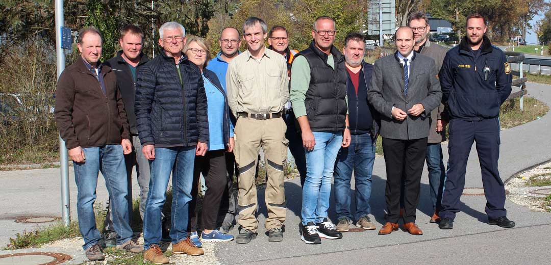 Gemeinsam mit Bürgermeister Markus Huber (5. von rechts) und Bundestagsabgeordneten Florian Oßner (3. von rechts) machte man sich von der Gefahrenstelle ein Bild vor Ort. (Foto: Maria Rohrmeier)
