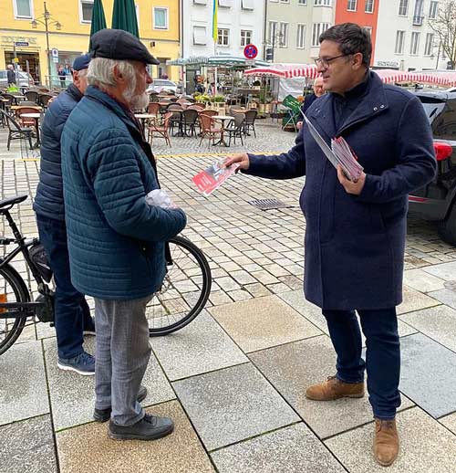 Bezirksgeschäftsführerder AfA, Stefan Koppatz, M.A., (rechts im Bild) im Gespräch mit Bürgern (Foto: SPD Niederbayern)