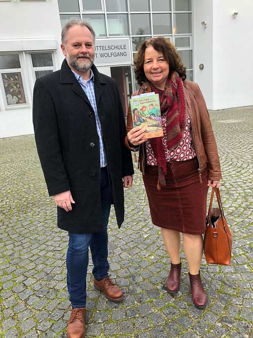 Lesung an der Mittelschule St. Wolgang: Dr. Klaus Werner und SPD-Landtagsabgeordnete Ruth Müller (Foto: SPD-Niederbayern)