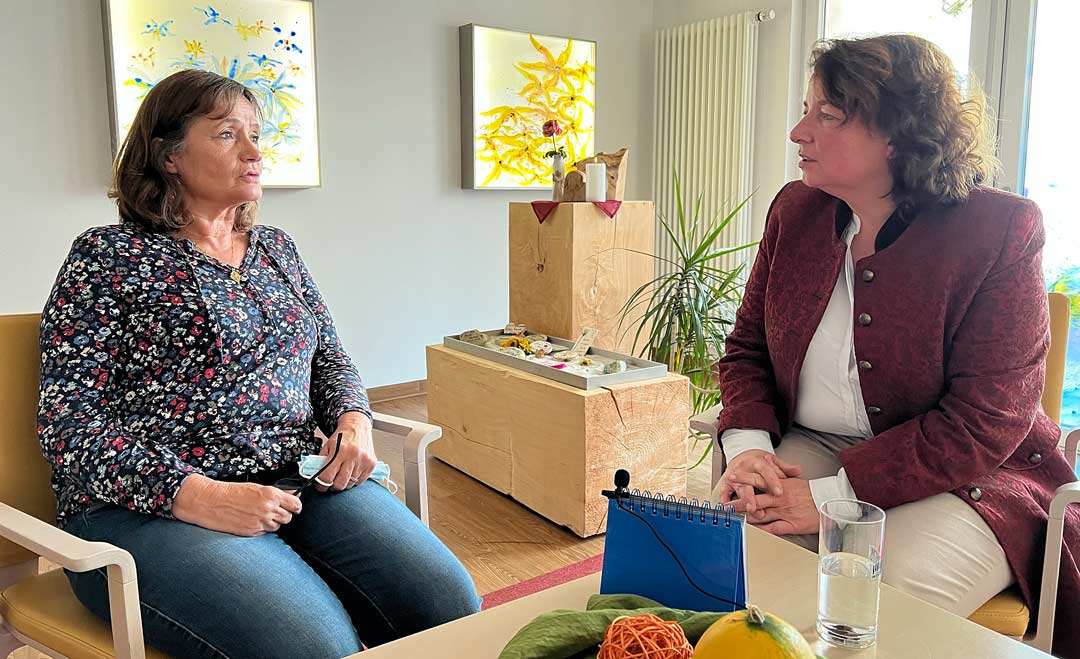 SPD-Landtagsabgeordnete Ruth Müller (rechts i. Bild) im Gespräch mit Erika Bäumel, Leiterin des Hospizes in Vilsbiburg (Foto: Thomas Gärtner)