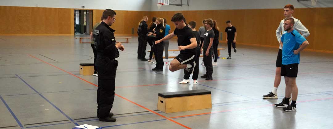 Springen über Kleinbank war eine Disziplin des Sporttest (Foto: Polizeipräsidium Oberpfalz)