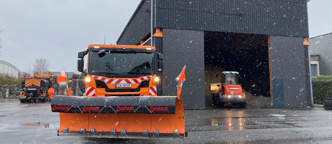 Schneegestöber bei der Straßenmeisterei in Landshut. Hier werden die Fahrzeuge mit Salz und „Gurkenwasser“ betankt.  (Foto: Franziska Weigand/ Staatliches Bauamt Landshut )