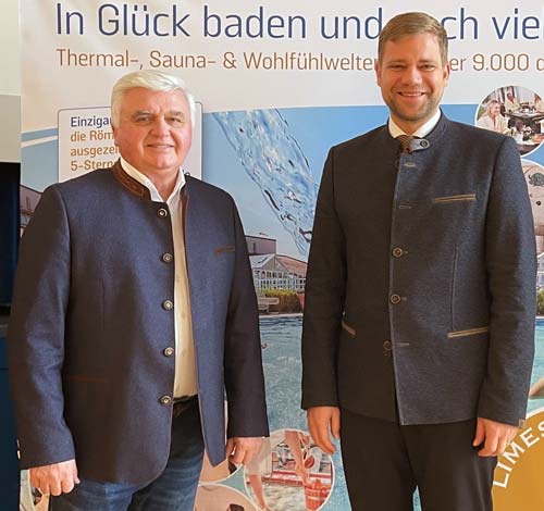 Bezirkstagspräsident Dr. Olaf Heinrich (rechts) hieß Bezirksrat Ludwig Waas im Zweckverband Bad Gögging willkommen. (Foto: Huber/Bezirk Niederbayern)
