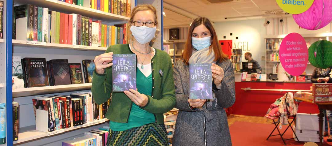 Buchhändlerin Silke Nagel und Autorin Eva Schierlinger (Foto: Ingo Knott/Stadt Abensberg)