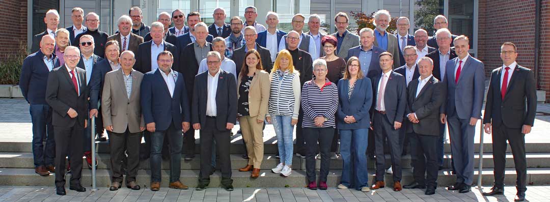 Hauptgeschäftsführer Jürgen Kilger (1. Reihe 1. v.li.) begrüßte die Arbeitnehmer-Vizepräsidentinnen und -Vizepräsidenten der 53 Handwerkskammern zur Herbsttagung in Regensburg. (Foto: HWK)