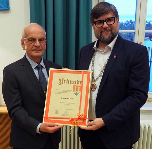 Raimund Fries mit Ersten Bürgermeister Christian Schweiger (Foto: br-medienagentur)