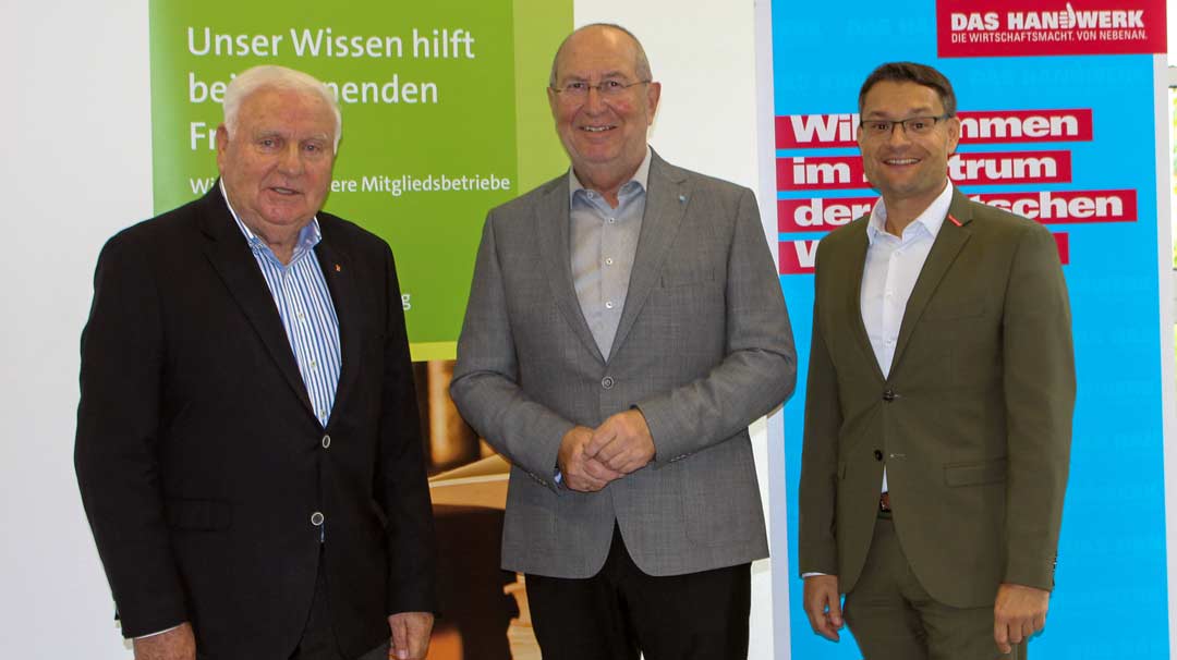 HWK-Geschäftsführer Alexander Stahl (re.) ist neuer Geschäftsführer des Gewerberats. Die beiden Vorstände Manfred Krä (li.) und Hans Stark gratulierten zur Wahl.  (Foto: HWK-Hofmann)