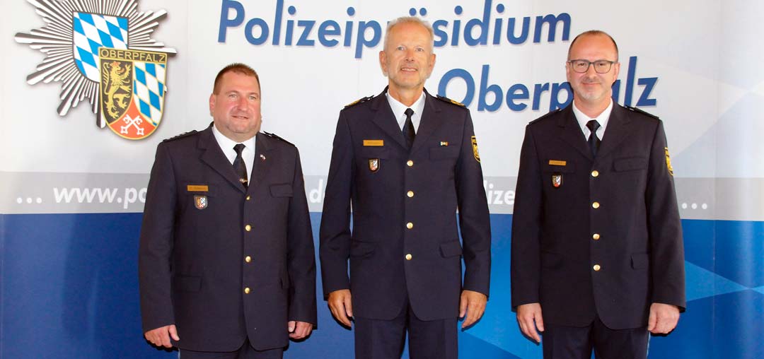 v.l.: Erster Polizeihauptkommissar Roland Heldwein, Polizeipräsident Thomas Schöniger, Polizeihauptkommissar Harald Fuchs (Foto: Polizeipräsidium Oberpfalz, Polizeihauptkommissar Joachim Baumer)