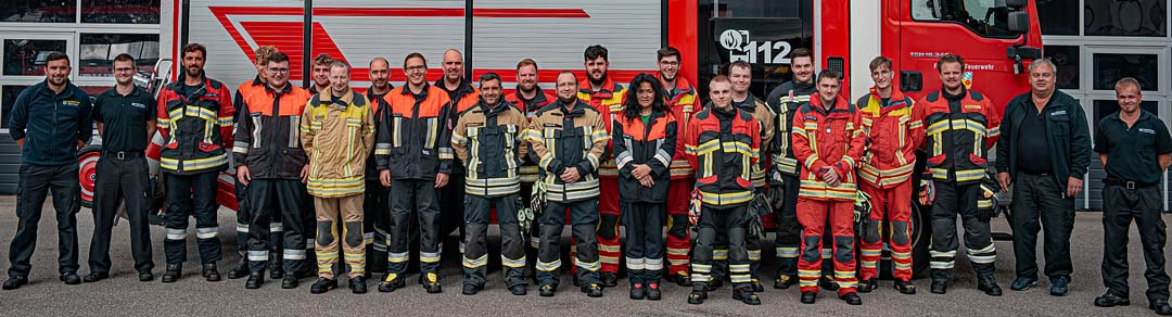 Insgesamt nahmen 19 Feuerwehrmänner und eine Feuerwehrdame erfolgreich am Maschinistenlehrgang teil. (Foto: Philipp Reil,/Freiwillige Feuerwehr Bad Abbach)