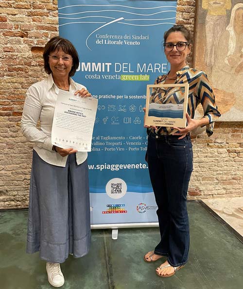 Prof. Dr. Mariastella Busana (Universität Padua) und Dr. Alice Vacilotto (Universität Regensburg) bei der Überreichung der Auszeichnung.  (© Foto: Chiara Turrisi)