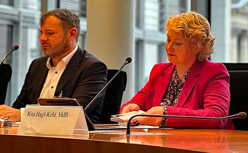 v. l.: Andre Winzer, Moderator der Veranstaltung gemeinsam mit Rita Hagl-Kehl, SPD-Bundestagsabgeordnete, im Paul-Löbe-Haus. (Foto: Büro Hagl-Kehl)
