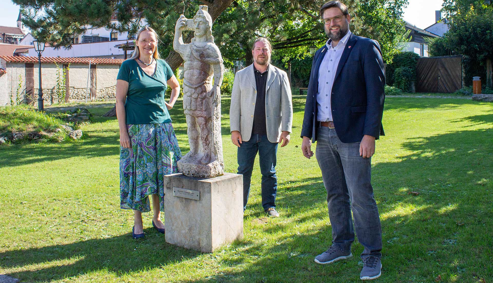 v.l.: Katrin Berger, Mars-Statue, Dr. Bernd Sorcan und Christian Schweiger; (Foto: Kandziora/Stadt Kelheim)