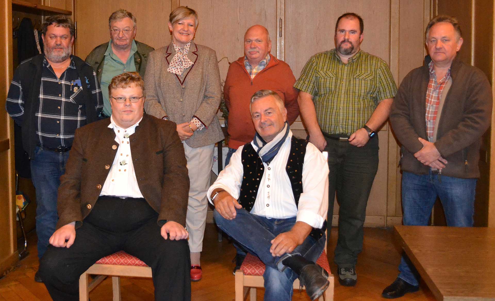 Die neu gewählte Kreisvorstandschaft der Bayernpartei -Kreis Kelheim-  mit dem neuen Vorstand Florian Geisenfelder (vorne links) und dem nunmehr Ehrenvorsitzenden Fritz Zirngibl (vorne rechts) (Foto: Fritz Zirngibl)