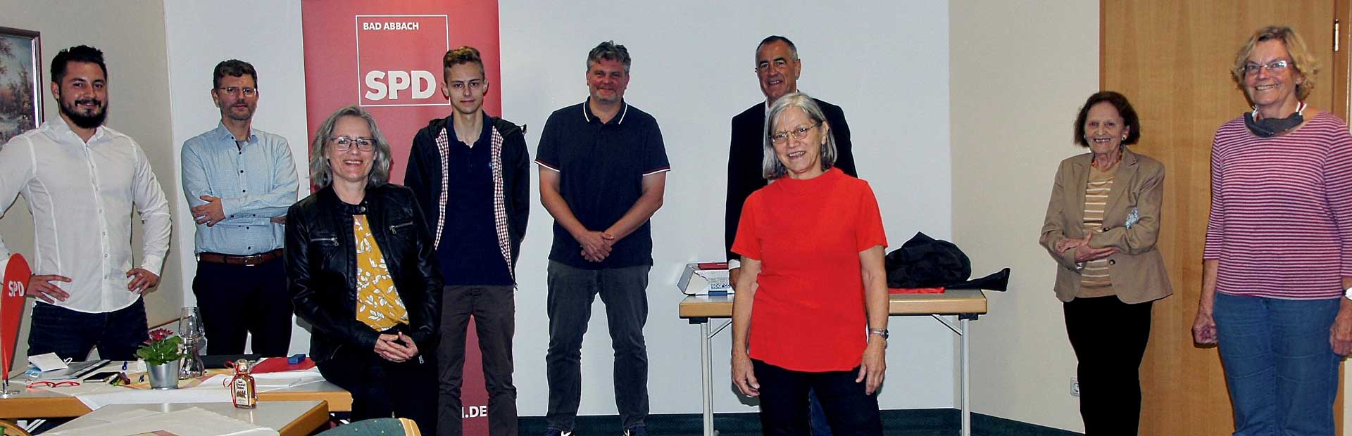 Claudia Huber (vorne links) und Elfriede Bürckstümmer (vorne rechts) wurden mit dem Ehrenbrief der SPD für ihren langjährigen Einsatz für die Partei geehrt (Foto: Manfred Huber)