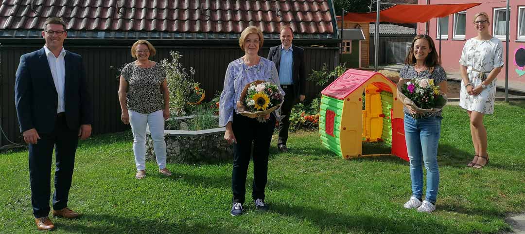 Bürgermeister Fichtner übergibt Frau Lindner und Frau Czekalla jeweils einen Blumenstrauß zum Führungswechsel im Schneckenheim. (Foto: Stadt Mainburg)