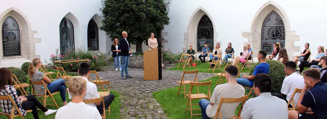 Im Innenhof des Kreuzgangs wurden die Schulbesten von Abensberg geehrt (Foto: Ingo Knott/Stadt Abensberg)