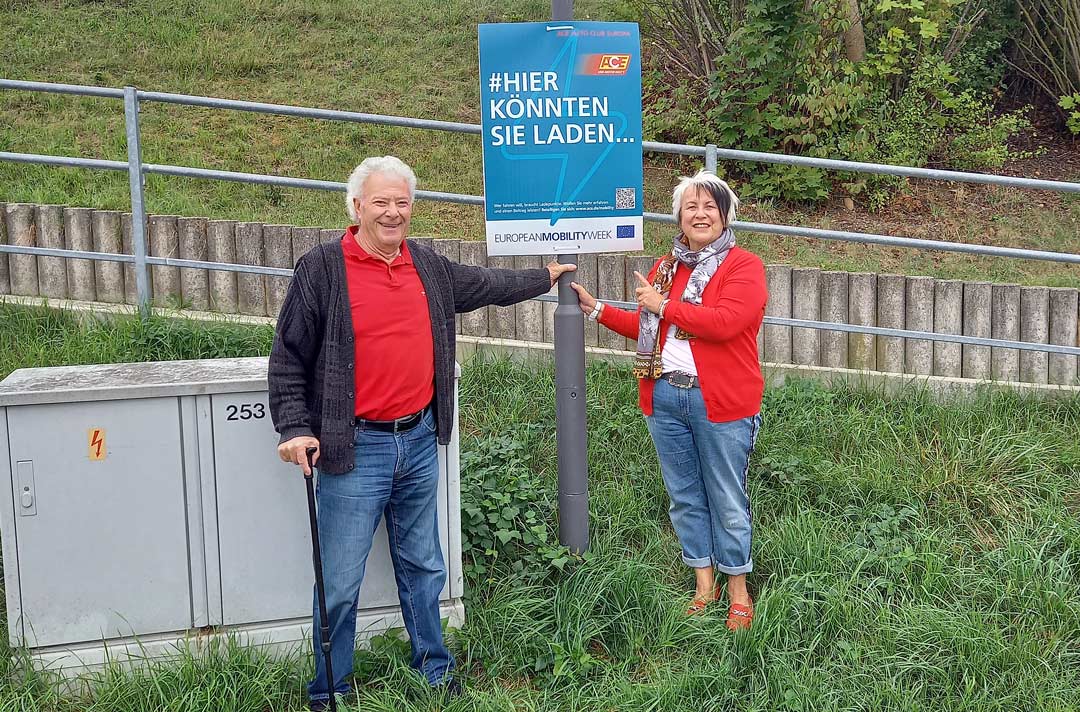 Stefan und Renate Rückert vom Kreisvorstand Donau Wald haben die Plakate in Plattling auf dem Volksfestplatz aufgehängt (Foto: Hildebrand/ACE)