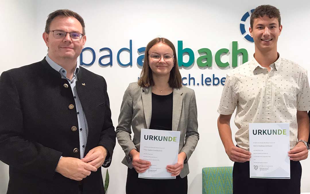 Dr. Benedikt Grünewald mit Sophie Schelkshorn und Andreas Artmann im Rathaus Bad Abbach (Foto: Urheber: Ingrid Fritsch/Marktgemeinde Bad Abbach)