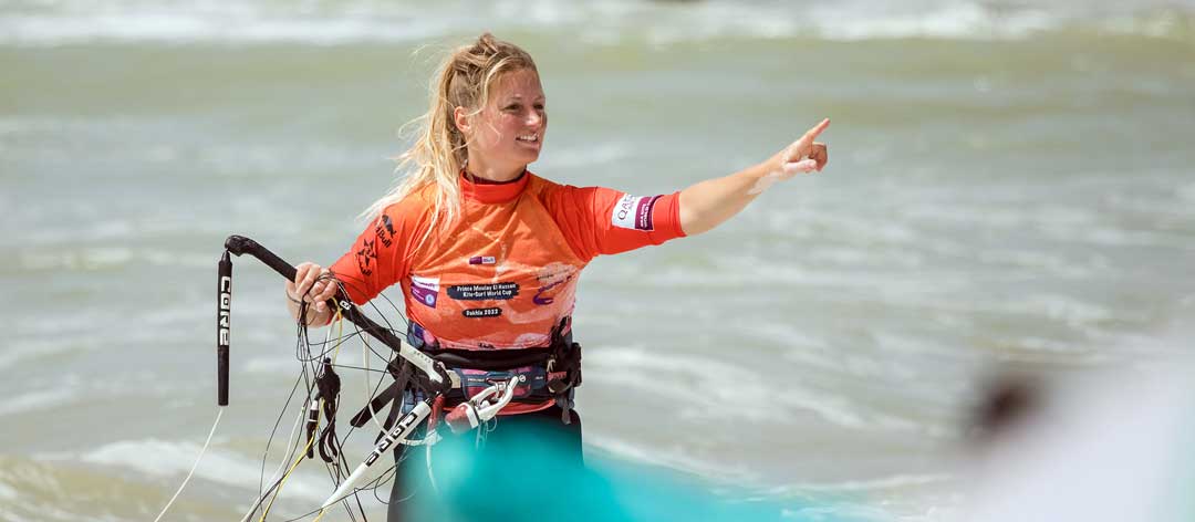 Macht eine gute Figur in der Welle von Dakhla: Kitesurferin Susanne Schwarztrauber  (Foto: Svetlana Romantsova/Qatar Airways GKA Kite World Tour)