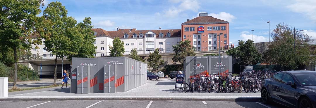 Die Radlboxen am Regensburger Hauptbahmhof bieten eine sichere Möglichkeit, sein Zweirad abzustellen. Auch E-Bikes sind wollkommen – hier gibt es sogar Lademöglichkeiten (Foto: Hildebrand/ACE)