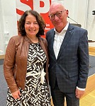 SPD-Landtagsabgeordnete Ruth Müller gratulierte Franz Maget zu seinem 70. Geburtstag (Foto: SPD-Niederbayern)
